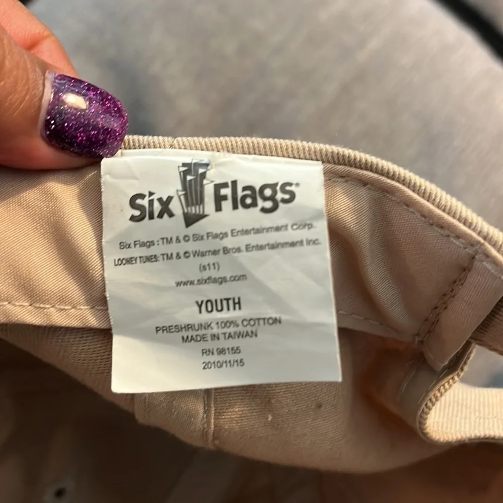 Six Flags tan youth baseball cap w/embroidery nice looking & in great condition
